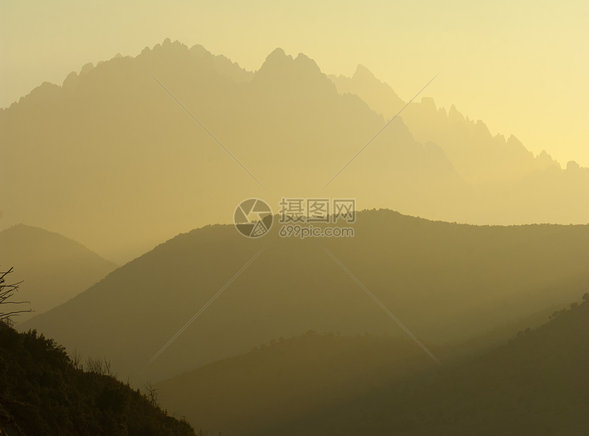 法国科西嘉日落时薄雾山脉的轮廓图片