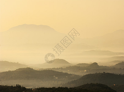 意大利撒丁岛日落时薄雾谷的轮廓图片