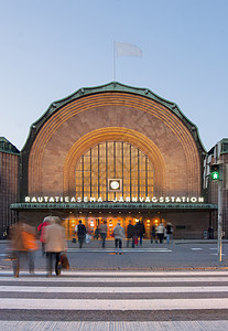 芬兰赫尔辛基火车站前行人过路图片