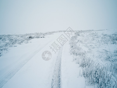 英国约克郡斯韦雷代尔雪地里的汽车轨道图片