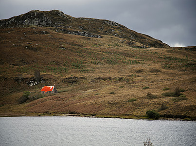 苏格兰高地红色屋顶的废弃谷仓图片