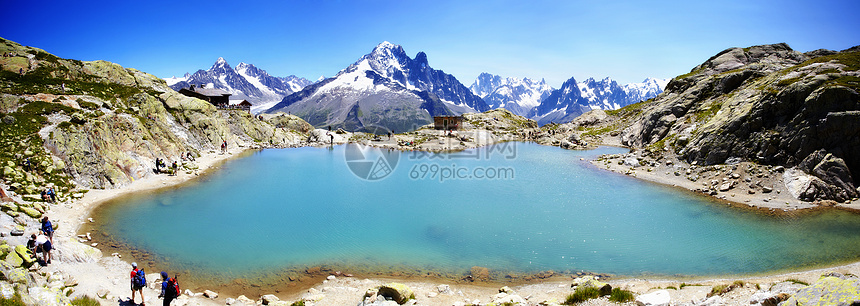 法国夏蒙尼，白朗湖和白雪皑皑的山脉全景图片