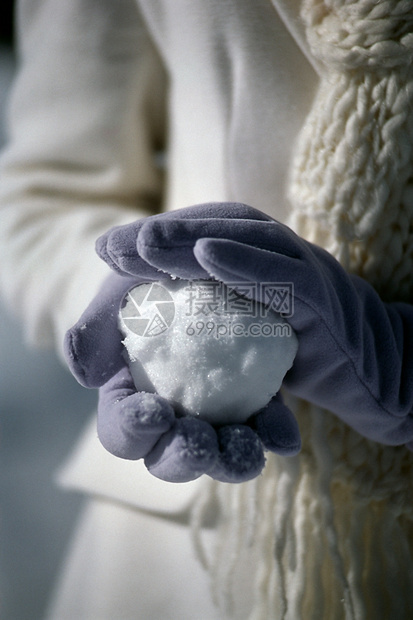 拿着雪球的女人图片