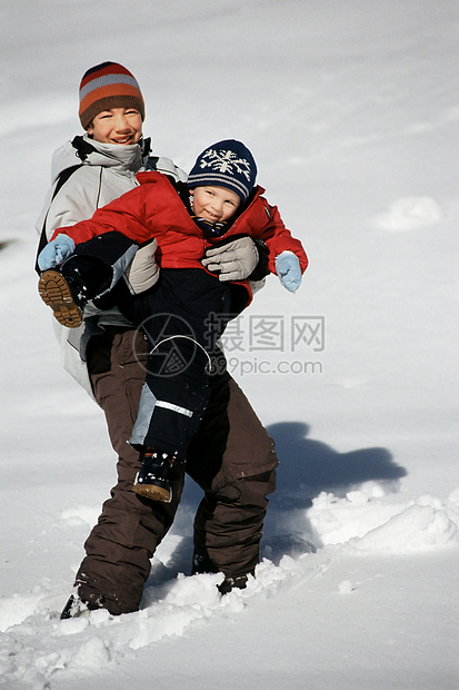 在雪地里玩耍的兄弟们图片