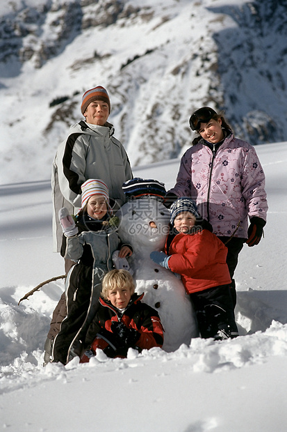 孩子们在雪地里玩耍图片