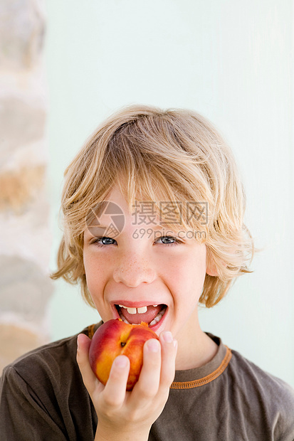 吃油桃的男孩图片