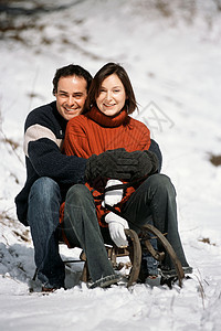 一对夫妇坐在雪橇上图片