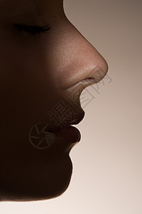 被照亮的女人的鼻子图片