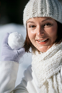 拿着雪球的女人图片