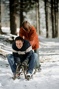 玩雪橇的夫妇图片