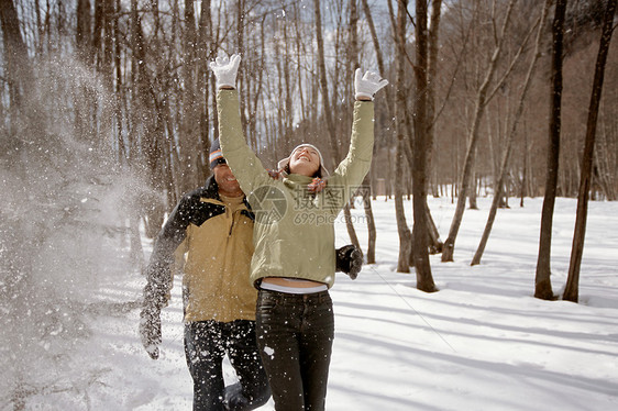 在雪地里玩耍的一对夫妇图片