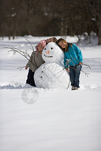 雪人在滑雪带雪人的女孩背景