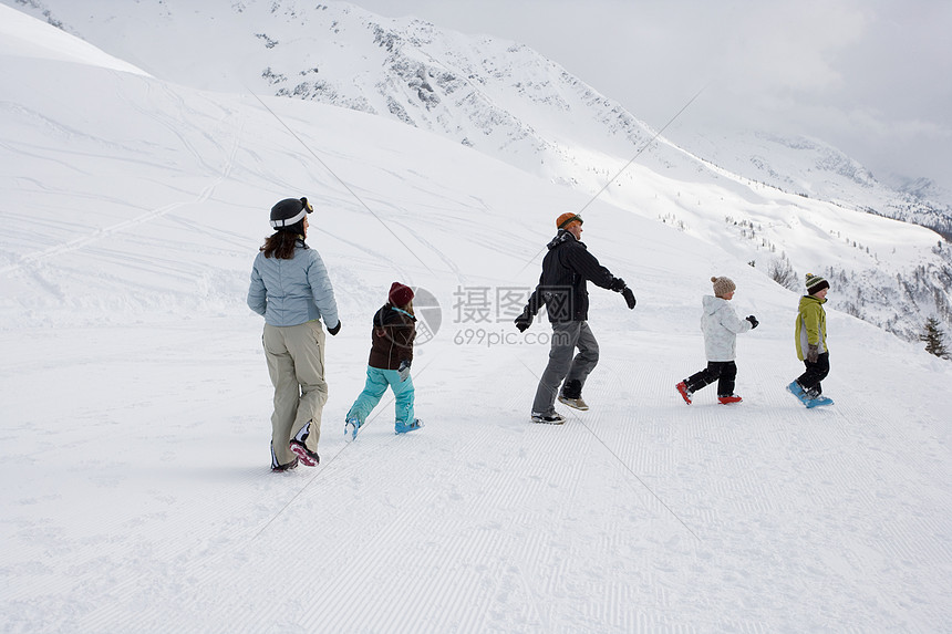 一家人在雪地里行走