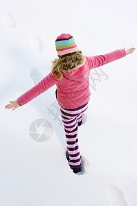 在雪中行走的女孩外国人高清图片素材