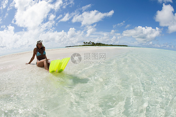 马尔代夫拉姆环礁卡德霍岛上的女性浮潜者图片