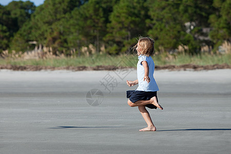 沙滩浪花在海滩上跑步的女孩背景