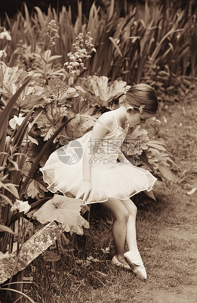 花园里的芭蕾舞女演员图片