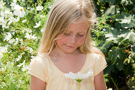 抱着花的女孩花园高清图片素材