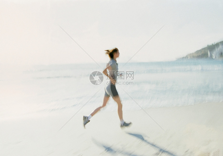 在海边奔跑的女人