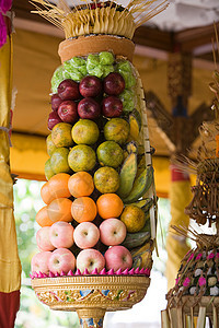 印度寺庙里的水果供品图片