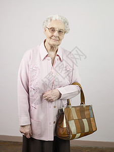 带手提包的老太太图片