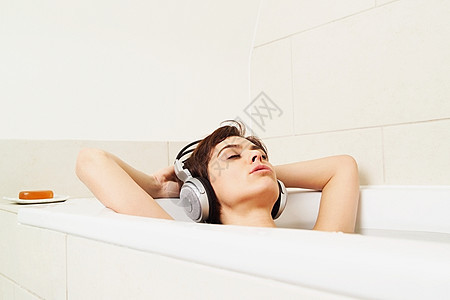洗澡时听耳机的女人图片