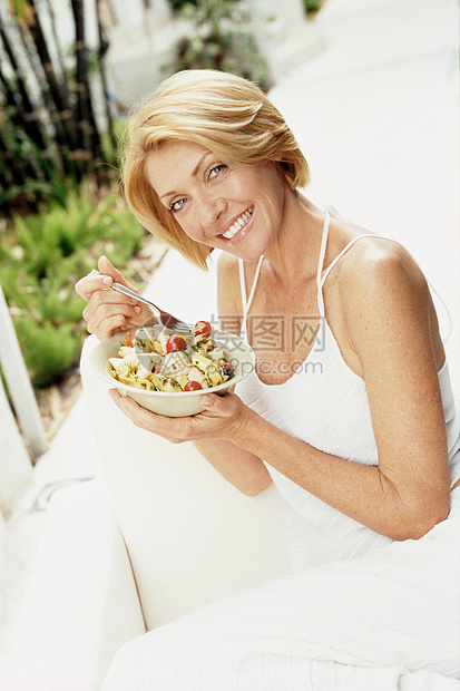 在外面吃饭的女人图片