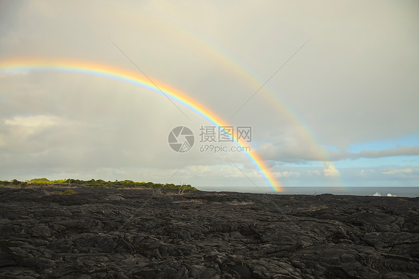 美国夏威夷大岛卡拉帕岛基拉韦亚熔岩流上的双彩虹图片