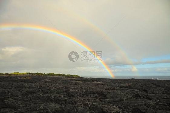 美国夏威夷大岛卡拉帕岛基拉韦亚熔岩流上的双彩虹图片