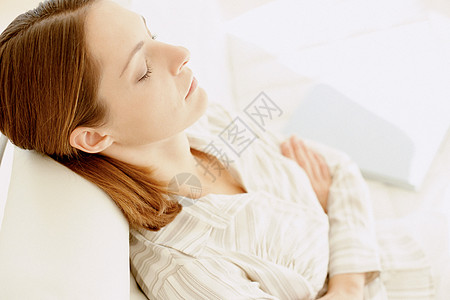 交叉双臂坐着放松的女人背景图片