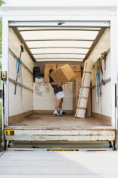 货车上的搬运工图片