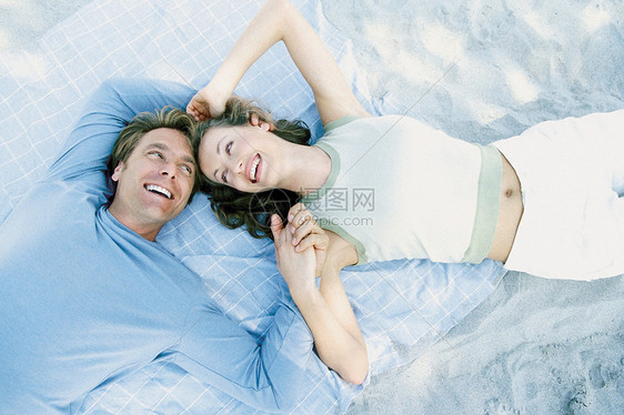 青年夫妻躺在一起图片