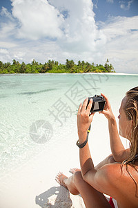 马尔代夫环礁北部岛的妇女拍照图片