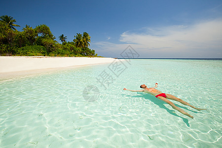 马尔代夫南胡瓦杜环礁Baughagello岛海上潜泳的男性图片