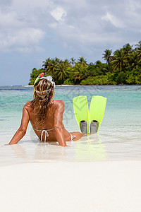 马尔代夫环礁北部岛女性浮潜者图片