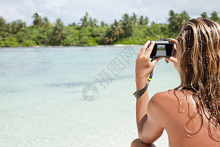 马尔代夫Huvadhu环礁北部Medahutthaa岛的妇女拍照图片