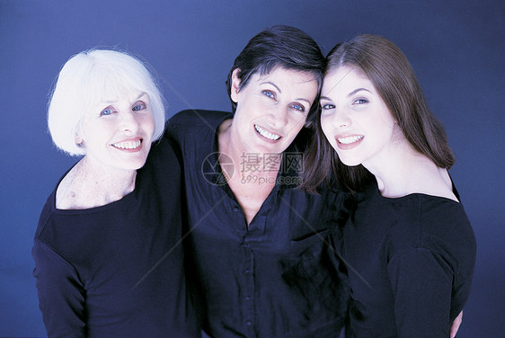 三位女性家庭成员的肖像图片