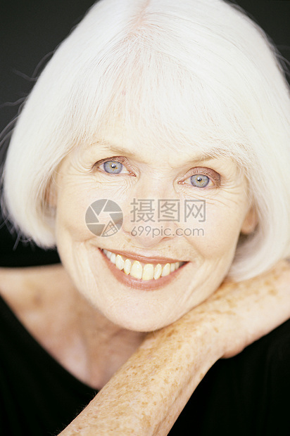 老年妇女的肖像图片