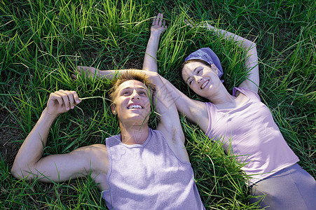 一对躺在草地上的夫妇图片