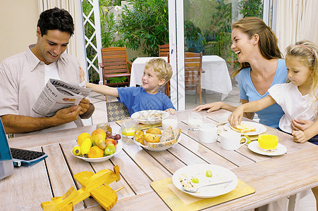 家庭早餐两代家庭高清图片素材