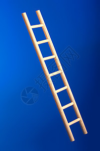 蓝色背景里的梯子图片