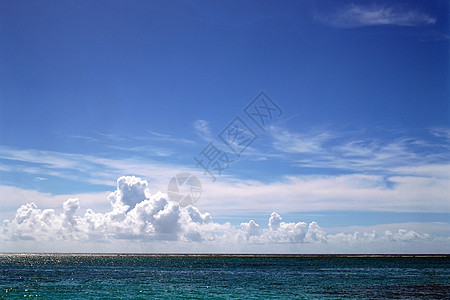 海洋和多云的天空图片