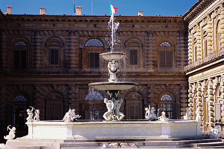 宫殿庭院喷泉图片