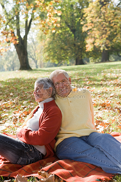 在公园里放松的老年夫妇图片