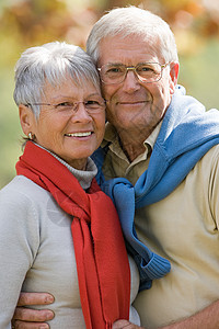 老年夫妇拥抱图片