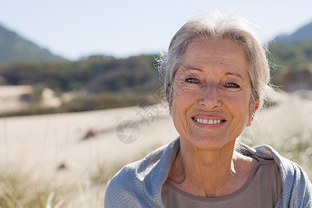 微笑的老妇人图片