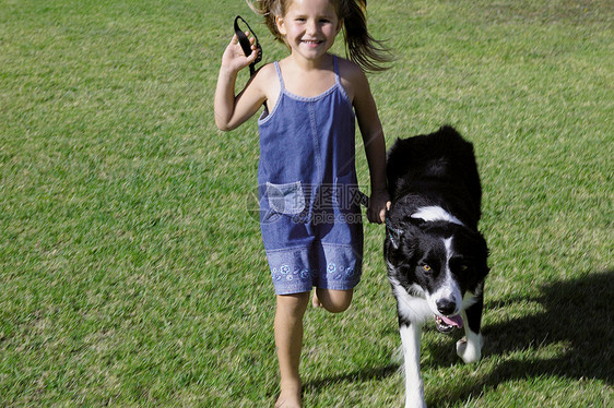 和狗狗一起玩耍的女孩图片