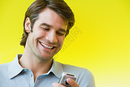 对短信微笑的男人图片