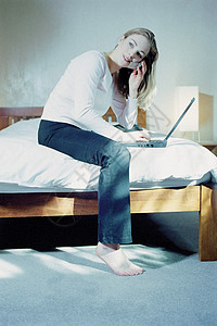 卧室里玩电脑的女人图片