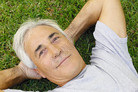 躺在草地上的人图片
